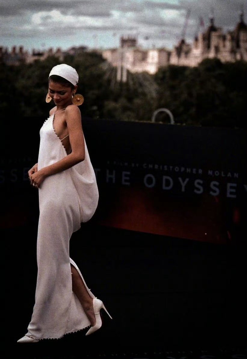 赞姐亮相 "The Odyssey" 伦敦首映，这套JACQUEMUS ，确实很