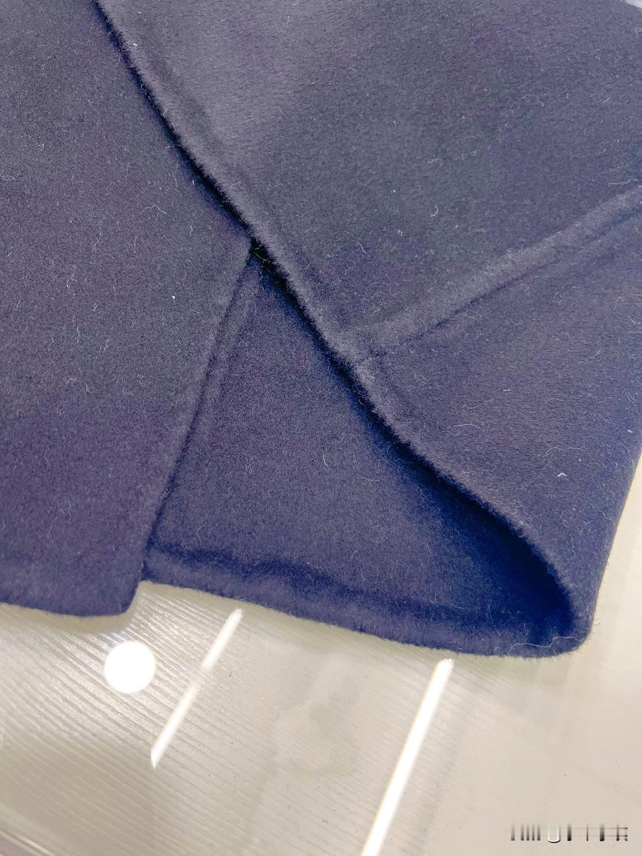 图片里的双面羊绒马甲并不完美！
仔细看针脚参差不齐。

但如果我告诉你这是保洁阿