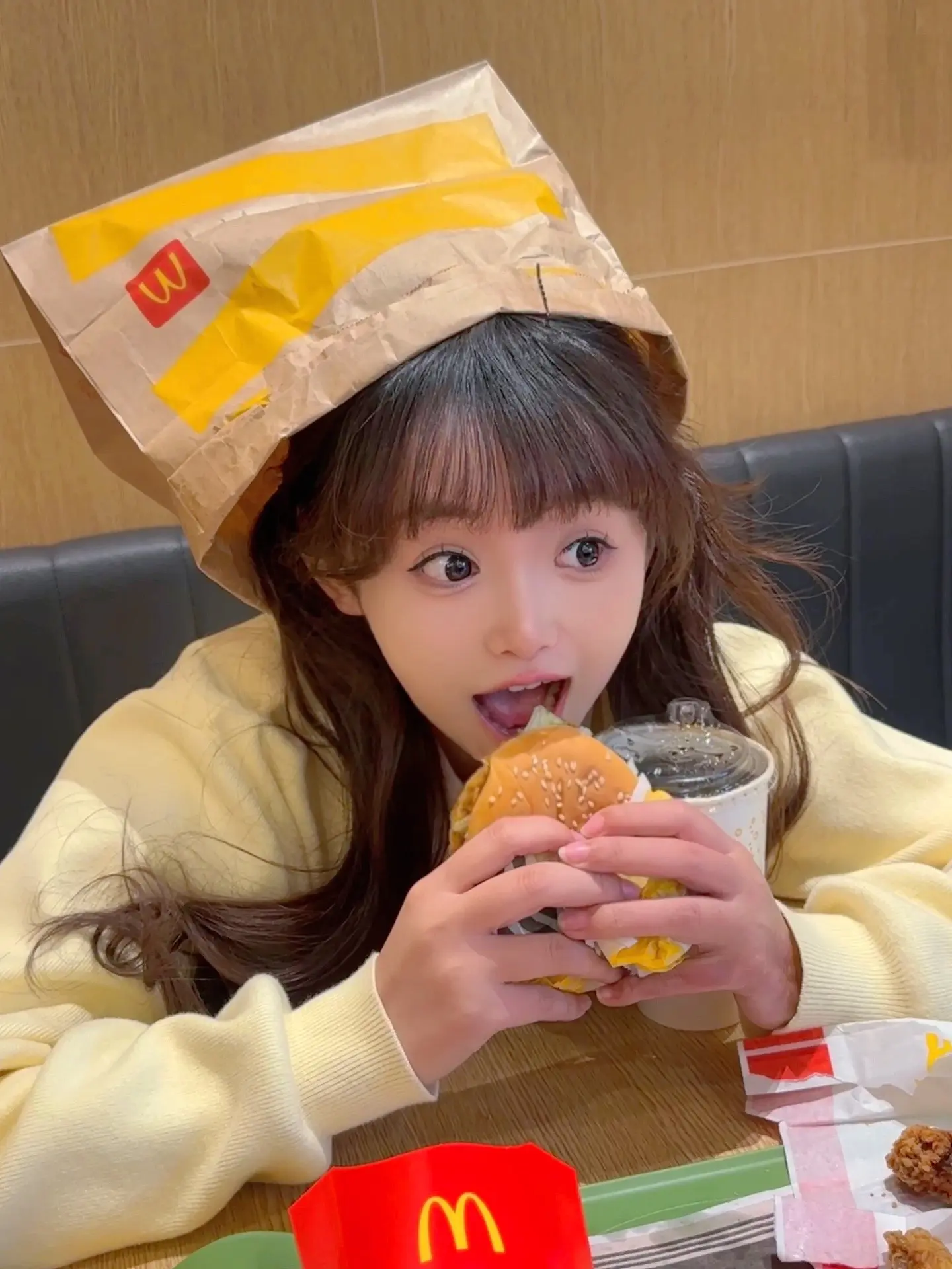 你好请问想来一口我的汉堡嘛。