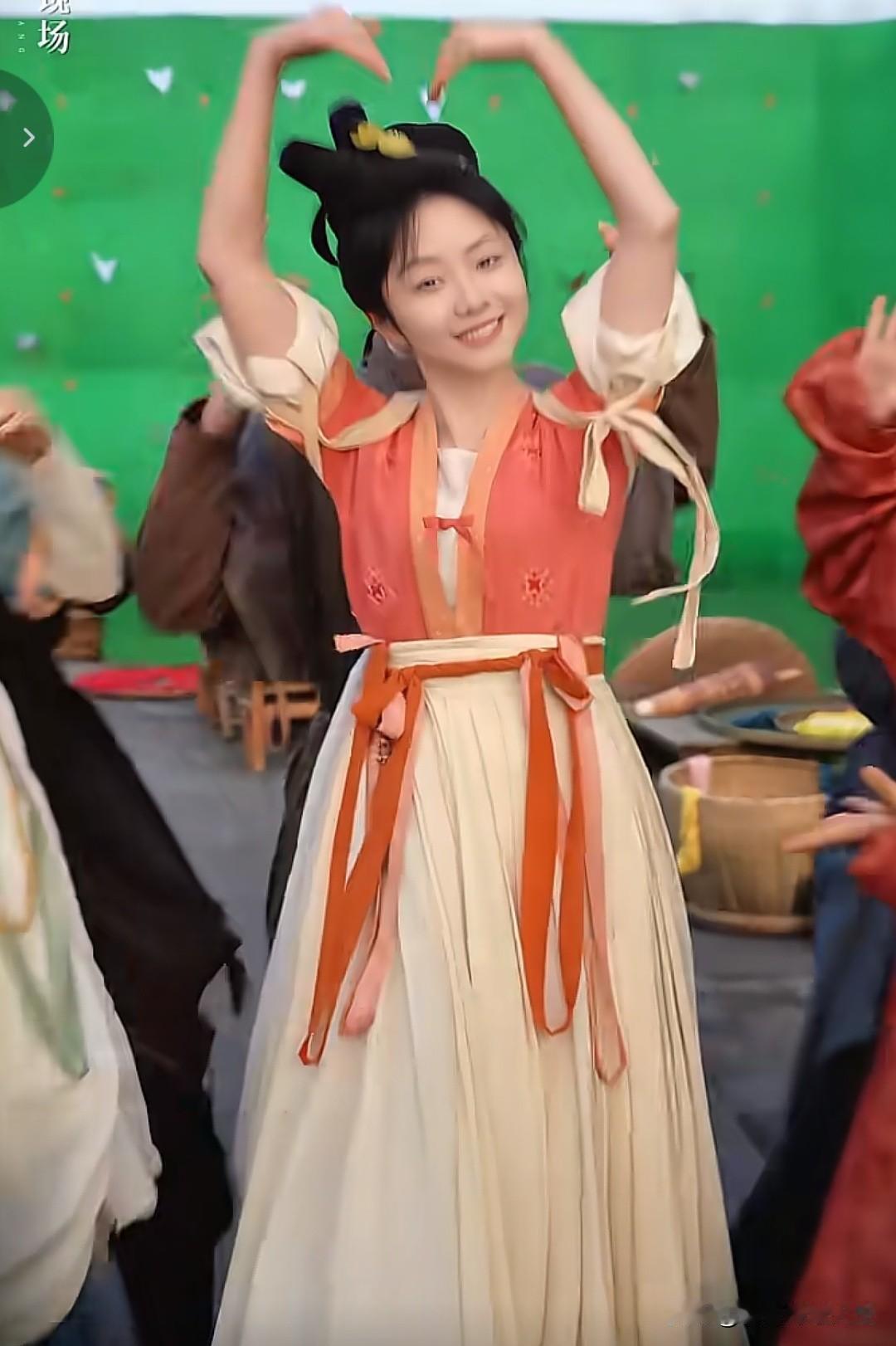 镜头里的她笑靥如花，幕后的故事却寥寥无几，多留些花絮的温柔吧🌿。明星 🌹🌹
