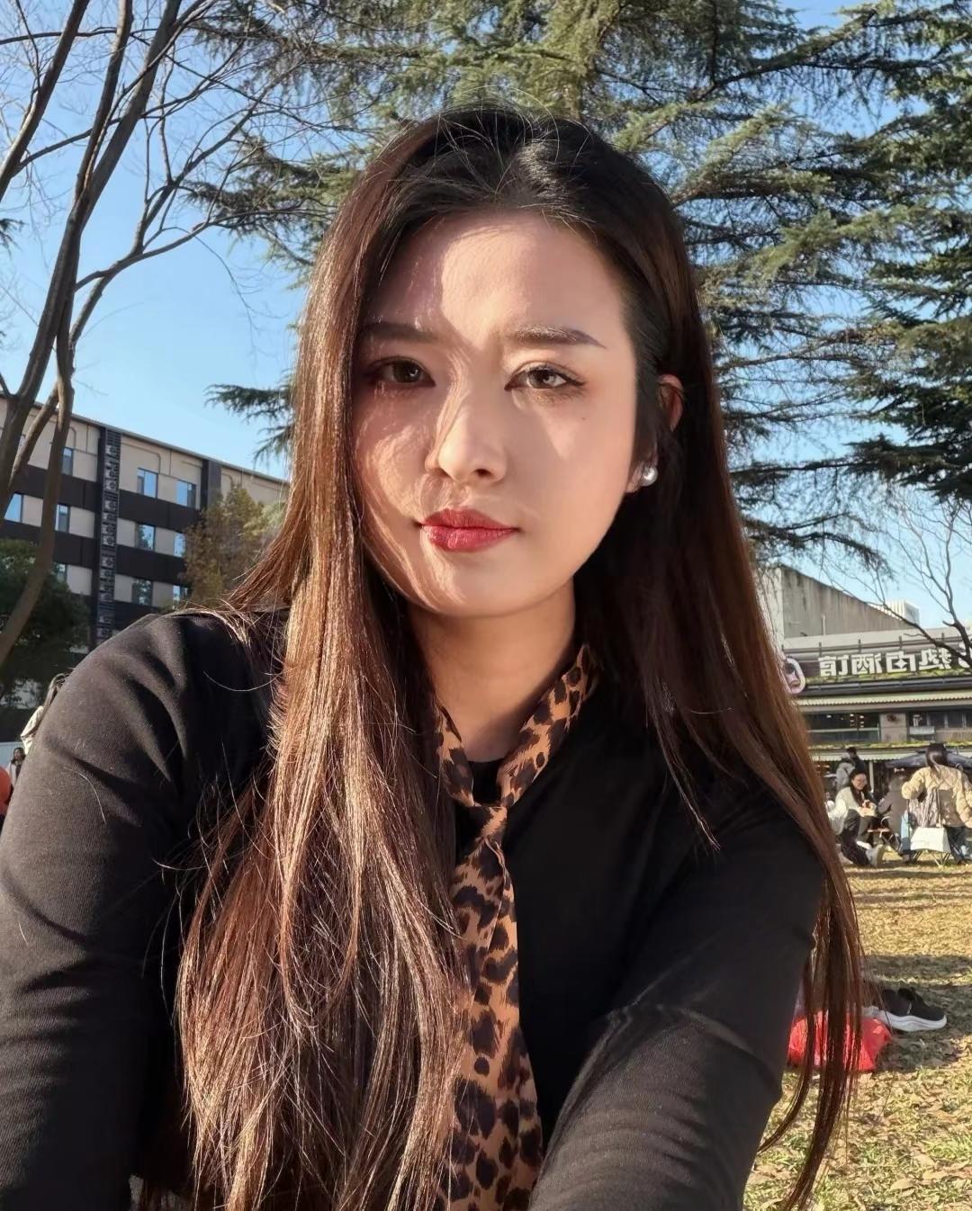 上联：长发曳风添韵致
下联：豹纹映日显风华