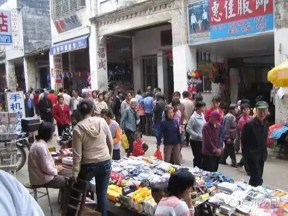 那年代你们读书时，老师是用本地方言教学的吗？
      有个70年代出生、从电