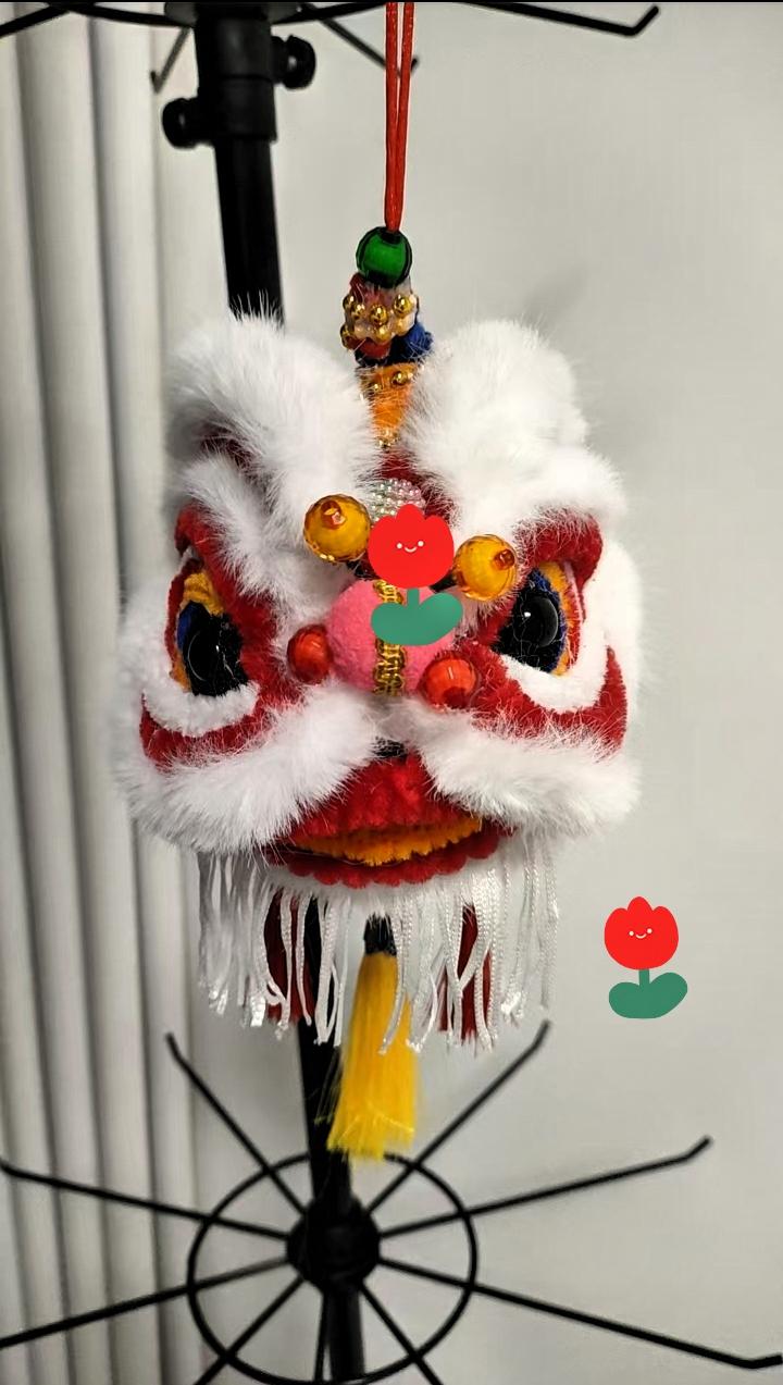 家人们，快看这个小醒狮挂件，也太喜庆了吧！红白配色毛茸茸的，眼睛圆溜溜的，还有彩