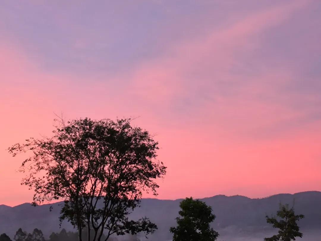 
“四时俱可喜，最好新秋时”
日落跌进昭昭星野
人间忽晚，山河已秋
见多了日出的