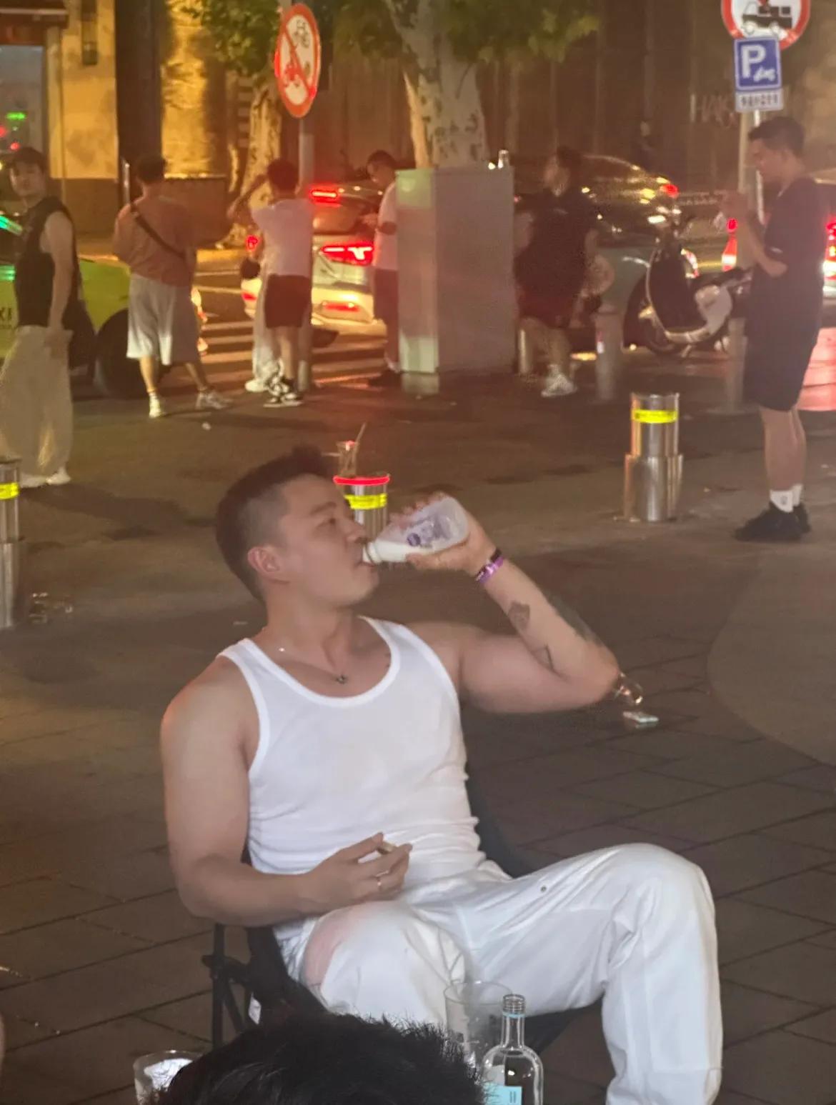 白衣仙子舞春风，红柱映影入画廊。