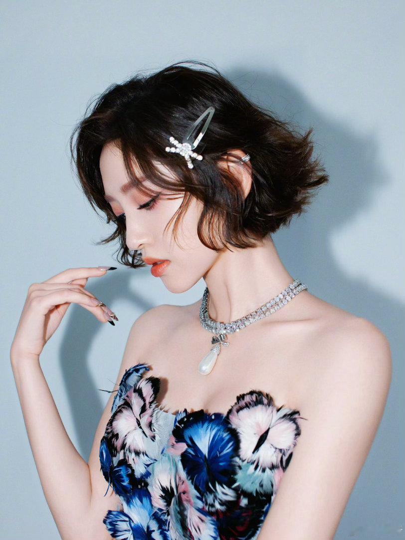 唐艺昕把蝴蝶穿在了身上 唐艺昕一公这身真的绝了。蝴蝶从肩头飞到裙摆，每个角度都在