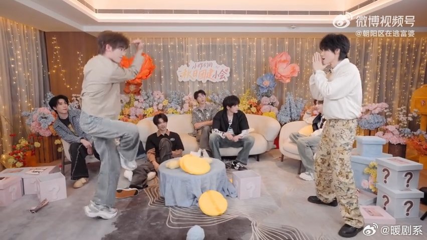 丁程鑫张真源抽象舞蹈对决很难想象这是偶像该有的画面，丁程鑫张真源两位老抽家在线b