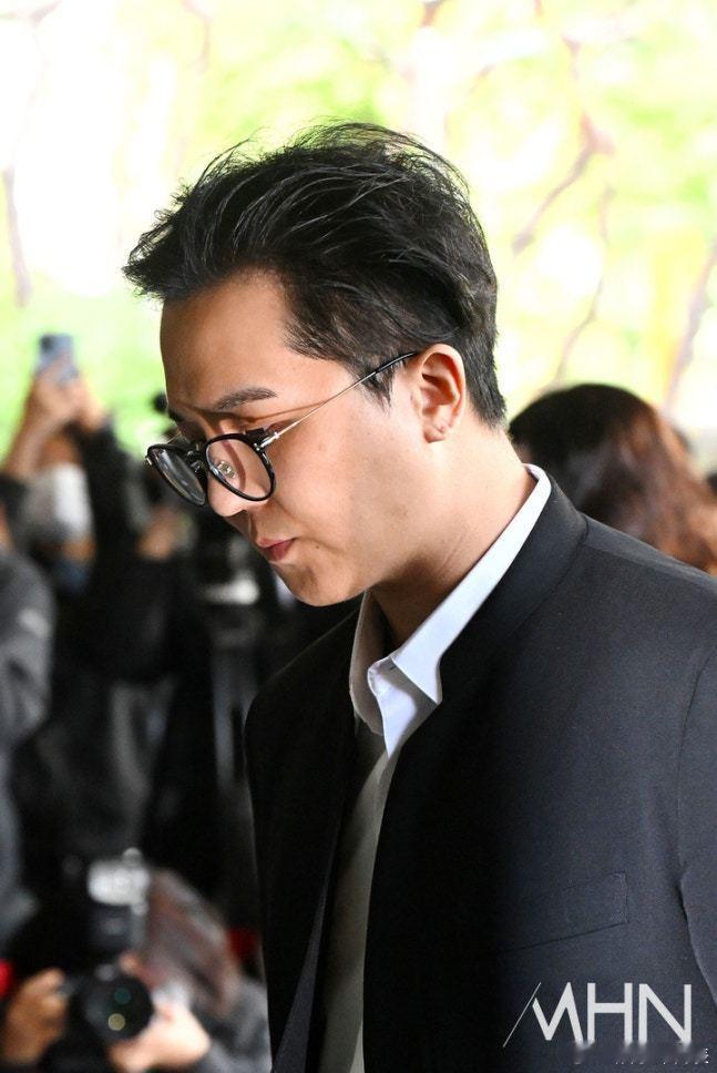 宋旻浩被求刑有期徒刑1年半  21日上午，宋旻浩涉嫌违反兵役法的首次庭审在首尔西