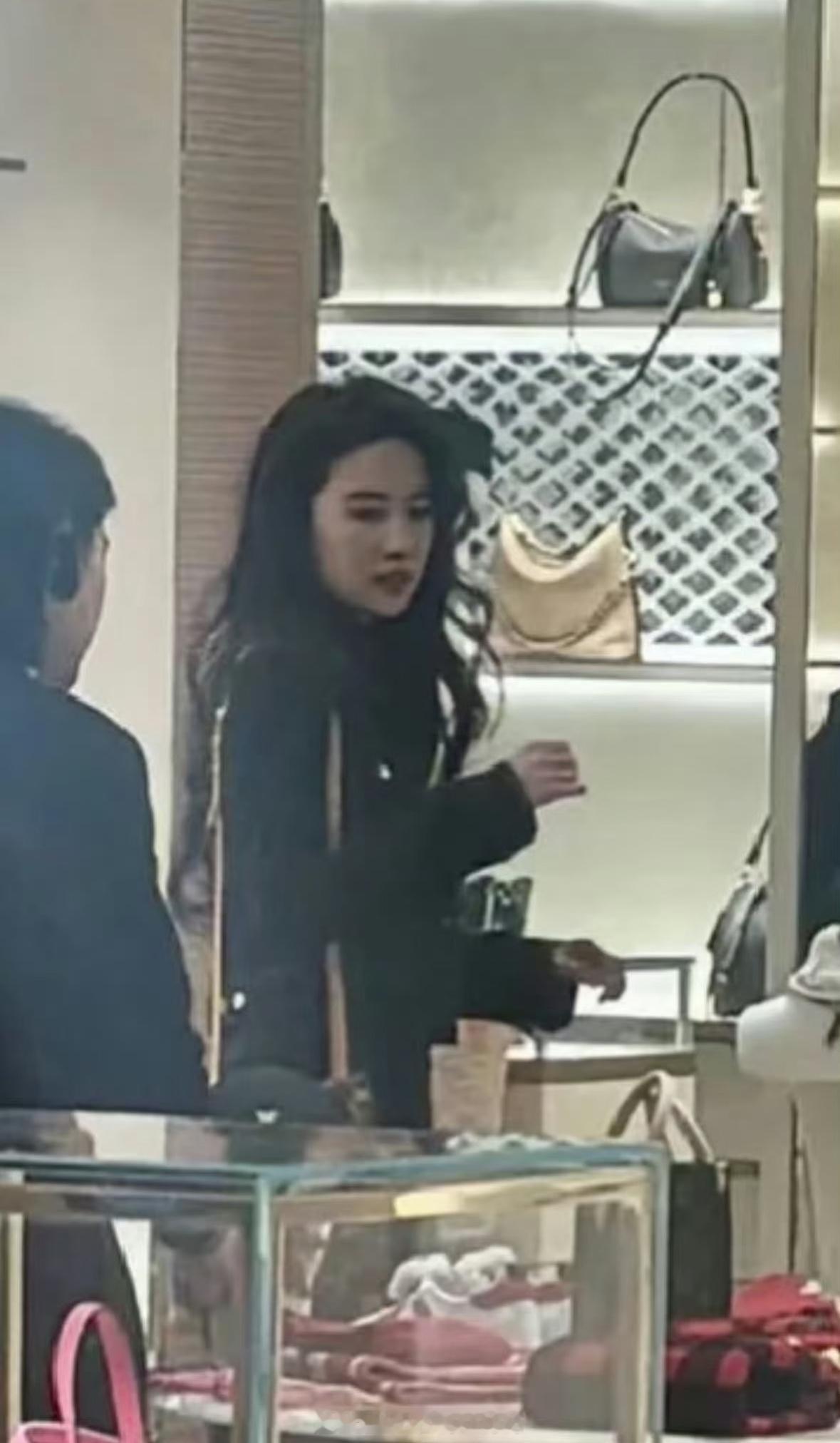 网友北京偶遇刘亦菲购物偶遇刘亦菲商场购物 网友北京偶遇刘亦菲购物 