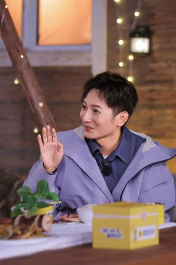 车崇健被粱淞和李维嘉嘲笑，他还笑眯眯的听着，完全没反应过来。
连李施嬅也跟着大家