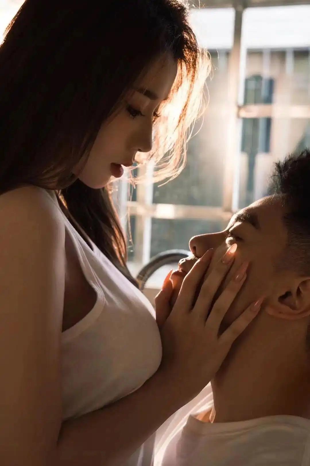 炸裂！央视曝光，花9.9买的一套提示词，就可以引导AI，把一张普通生活照变成不堪