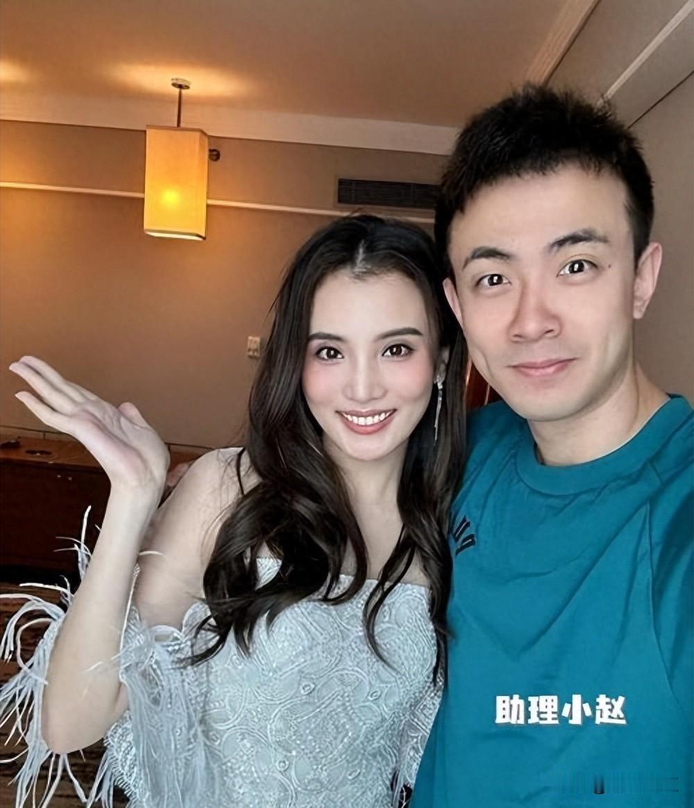 十三年没拍过合照，高铁往返12小时，他们到底图啥？。
那天总决赛后台，赵继伟冲过