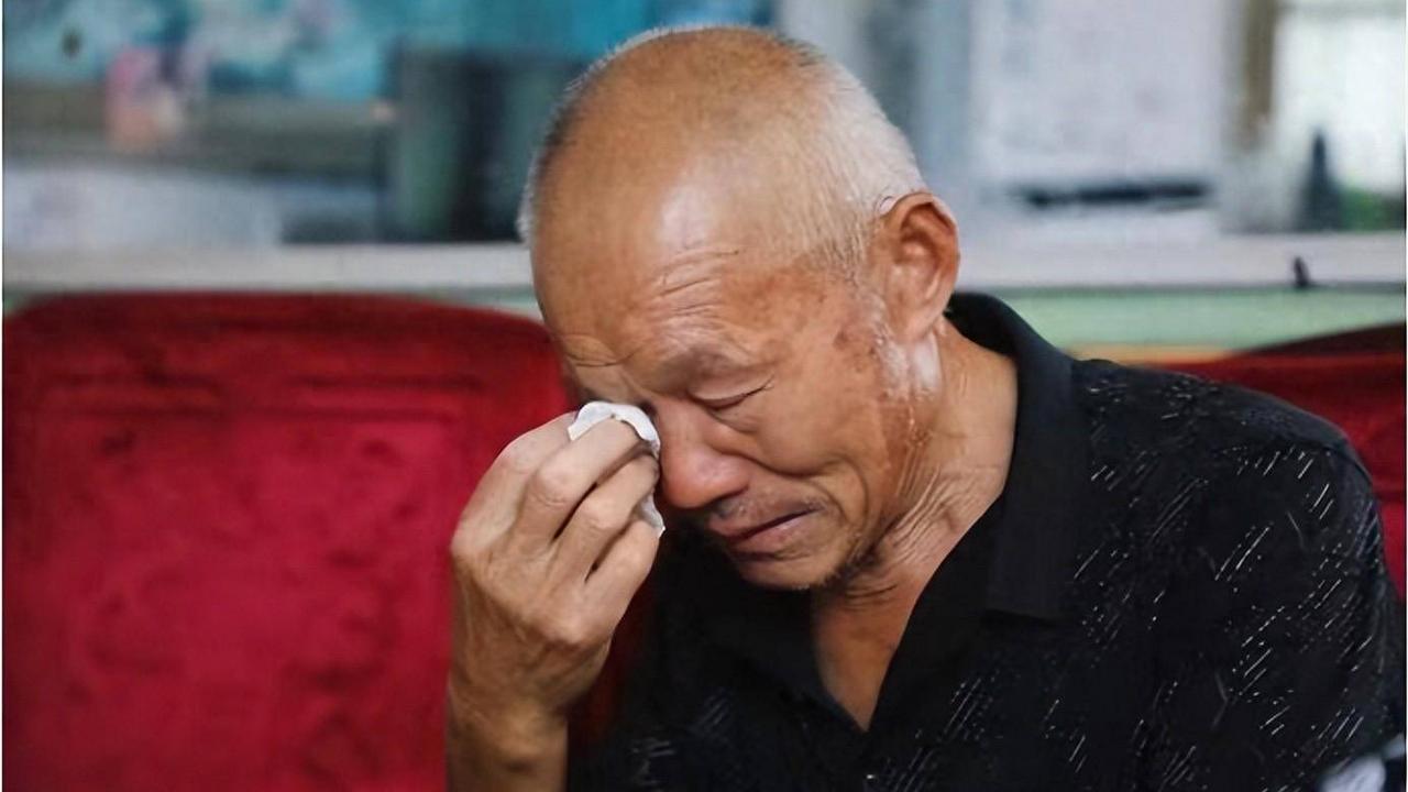 过河拆桥！北京，67岁大爷卖掉房子租房住，把126万房款拿给儿子买房，不料，半年