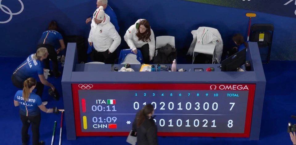 中国冰壶女队8比7意大利中国冰壶女队上演绝地逆转！面对东道主意大利，姑娘们沉着冷