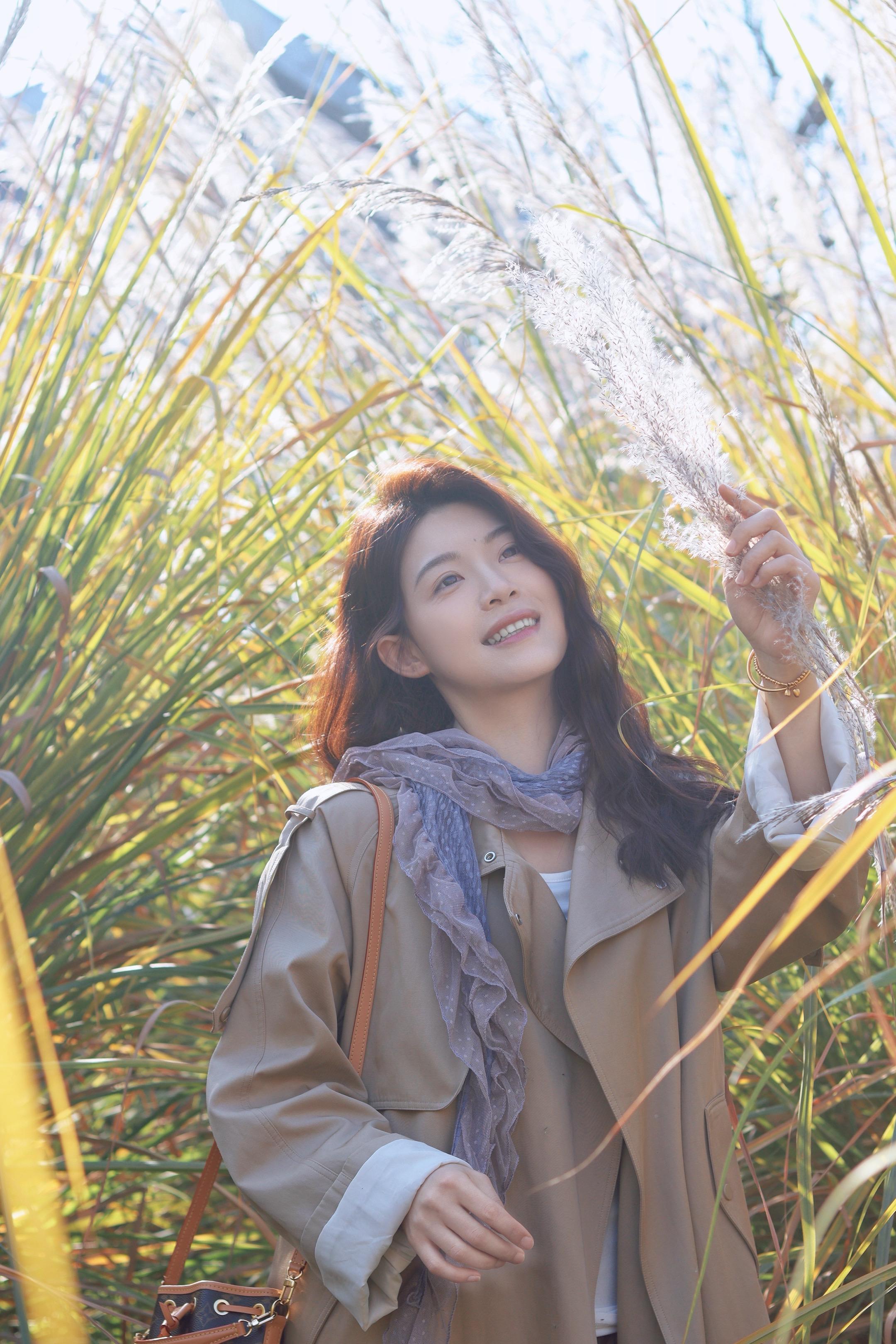 “世界越来越美了，我独自一人 ，却很自在 我别无所求，只想被阳光晒透”