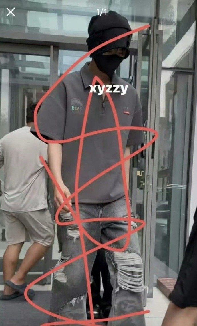 梓渝昨天的事件后首现身梓渝上班录歌 ​​​