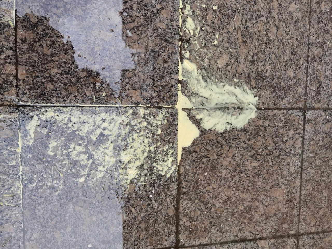 下雨过后，地面上黄色的结晶是啥？有人说是硫磺，我觉得不太可能。如果是硫磺，那得有