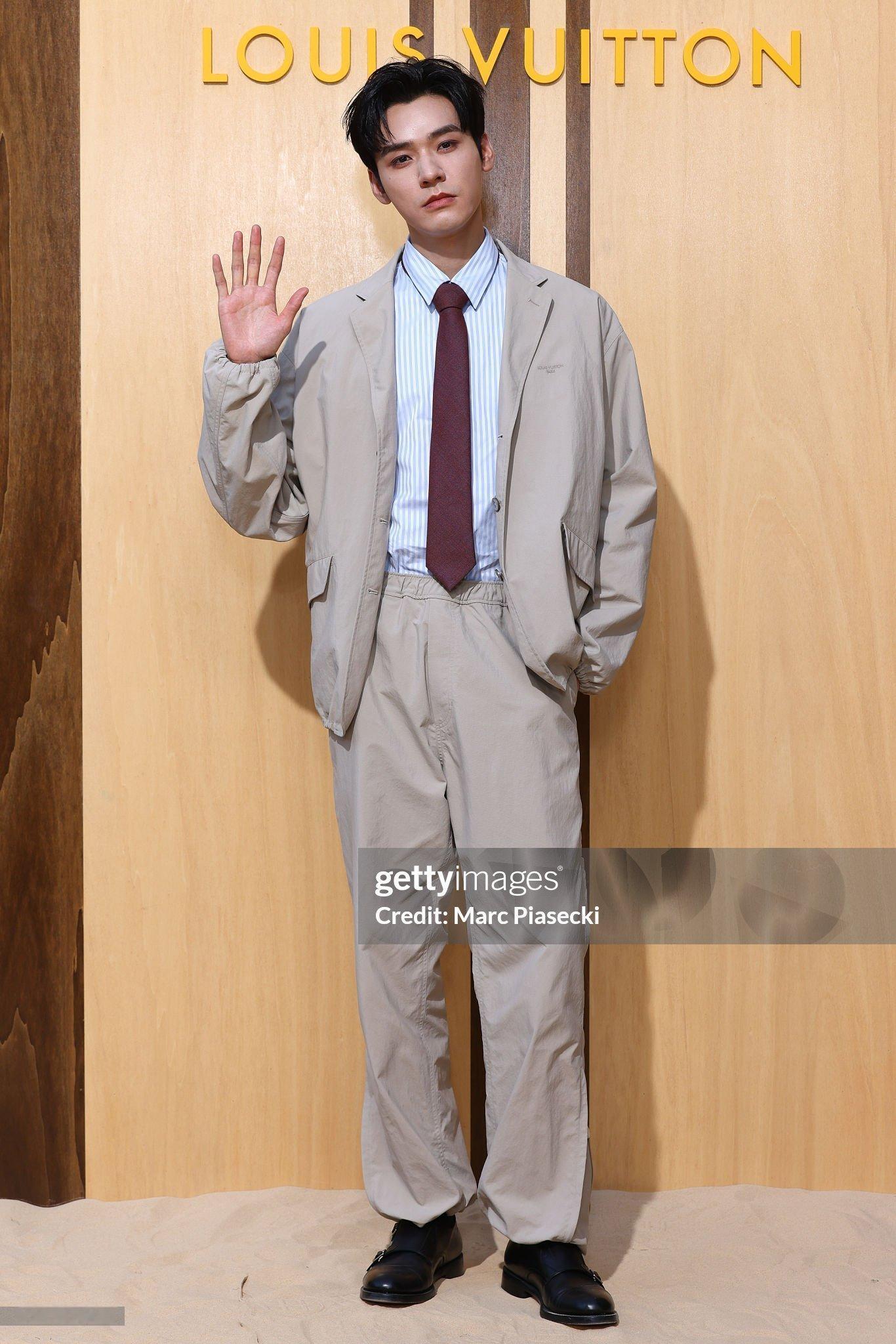 Louis Vuitton品牌大使龚俊亮相巴黎2027夏季大秀，身穿LV 202