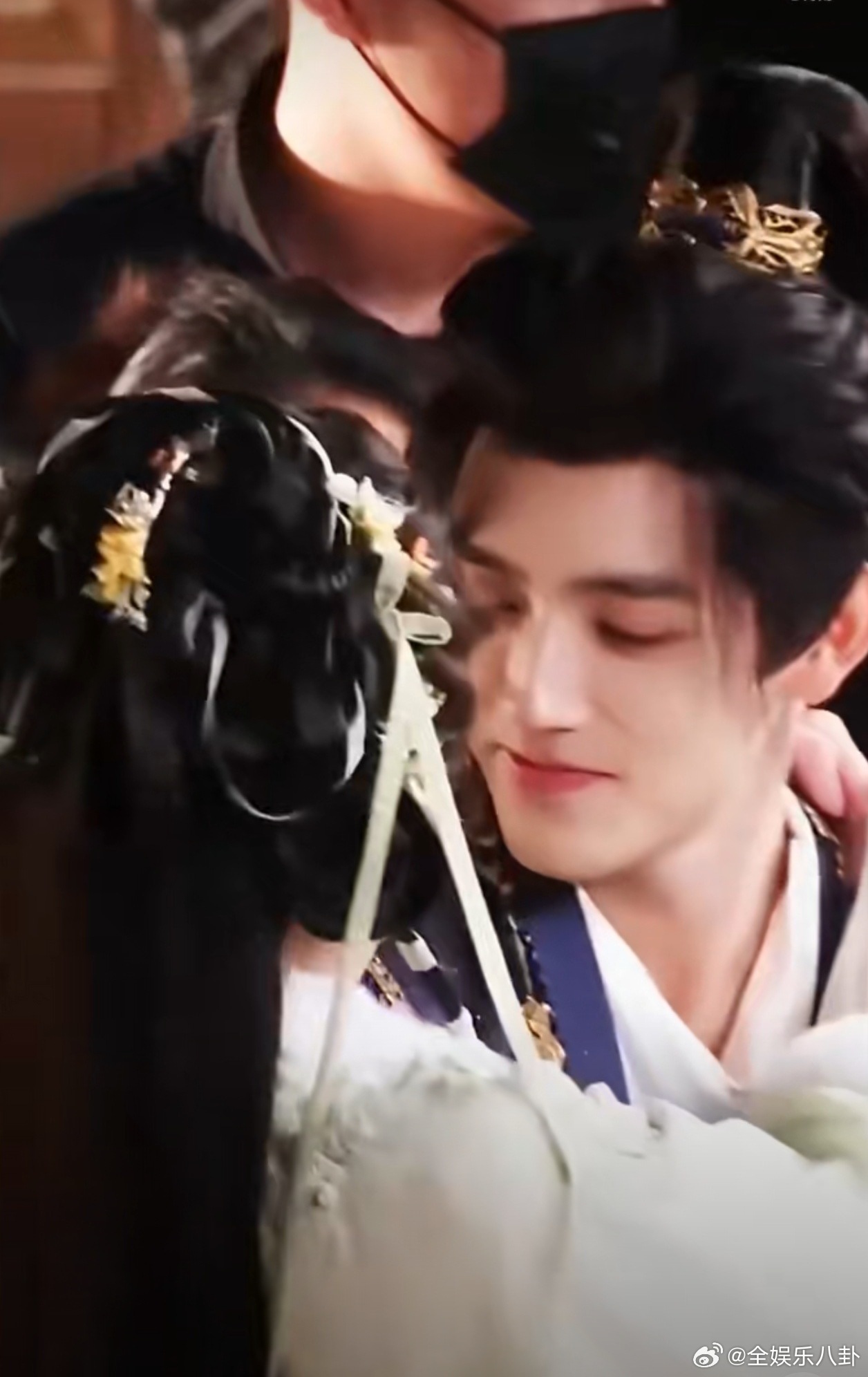 片场里热巴骗陈飞宇念“鬼王秘术”，结果却是羊肉串菜单；陈飞宇用东北方言改词逗得热