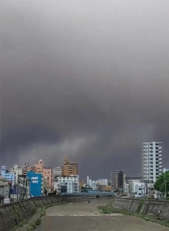 [兔子]日本又出事了，
这次既不是地震，
也不是核泄漏，而是
火山喷发。

当地