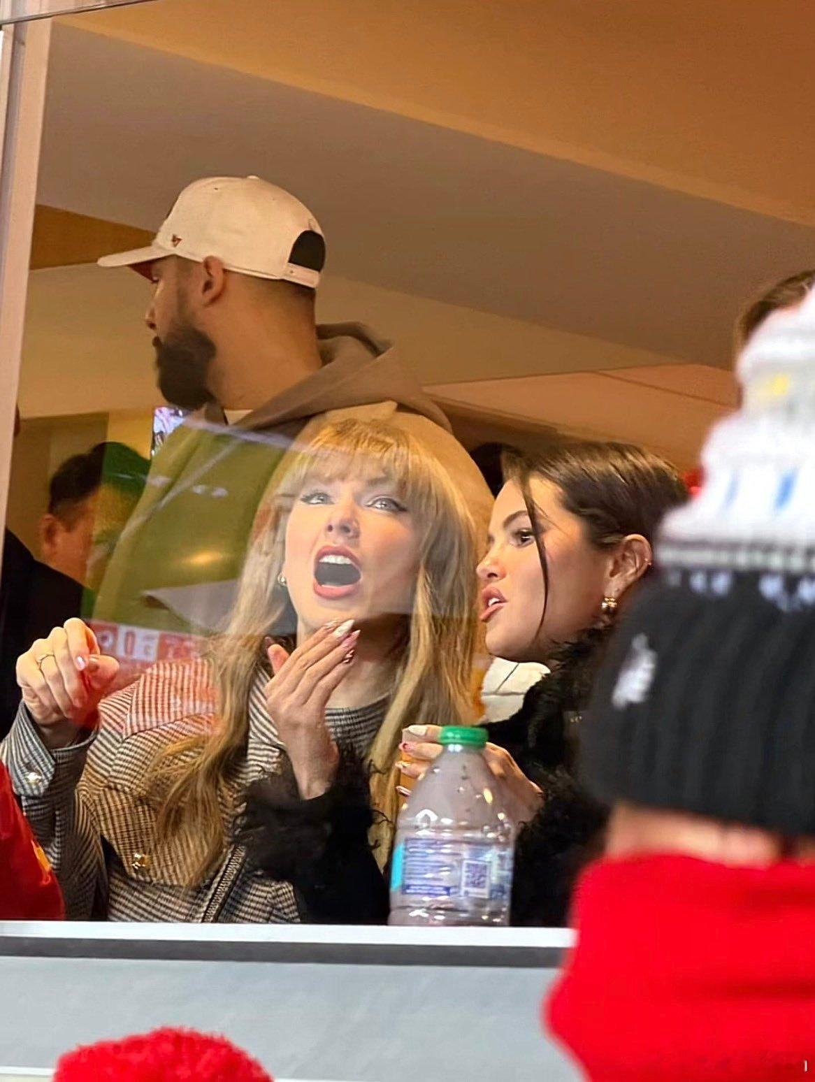 Selena Gomez赛琳娜戈麦斯今天陪同好姐妹Taylor Swift一起去