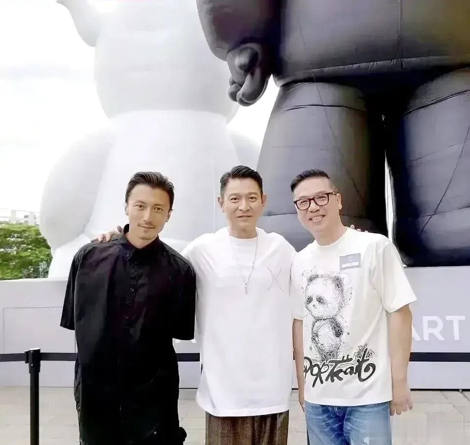 近日，许多明星包括谢霆锋、李克勤、关之琳等都明星都纷纷前往参观刘德华的艺术展，这