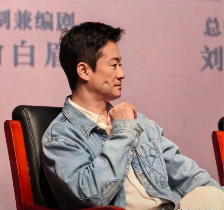 近日，吴京路演现场被拍面部按压后凹陷回弹慢，他幽默表示“含水量高了些，身体还不错