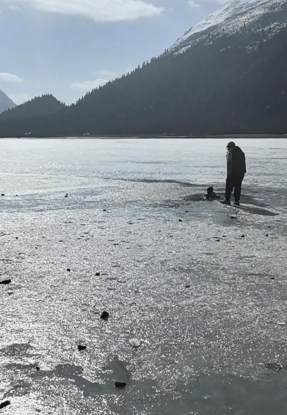 【女童不慎掉进高原冰湖，10多名游客和路过武警毫不犹豫冲上前成功救人】2月24日