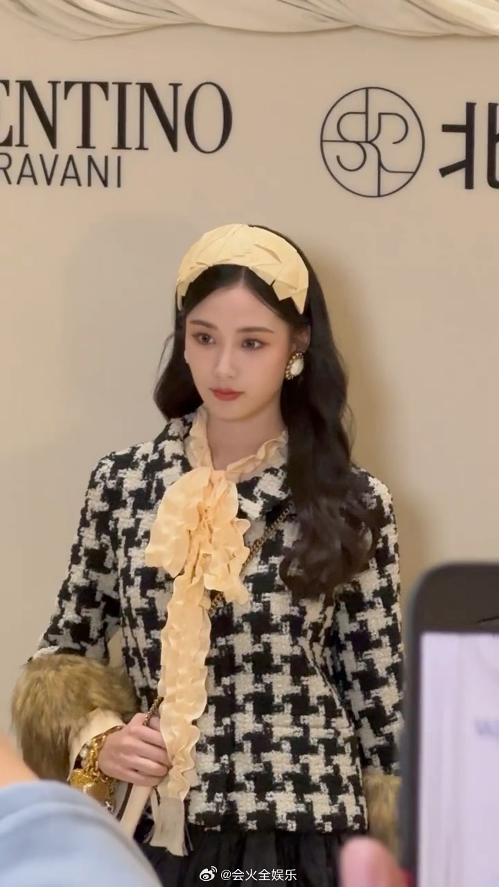 徐艺洋千鸟格毛毛外套  徐艺洋婚后首次活动状态 哇塞！徐艺洋你真的超美！ 