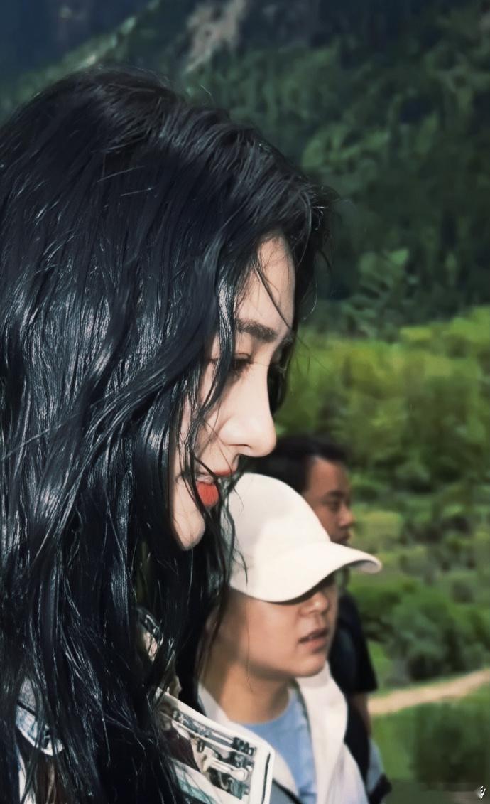 周洁琼好美的慢镜头周洁琼拎花走红毯慢镜头下的身姿，每一帧都绝美 