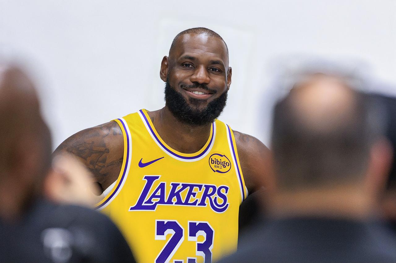 东契奇：老詹，你被下放到G联盟啦？那不是G联盟迎来史上最大牌球星啦？？？
詹姆斯