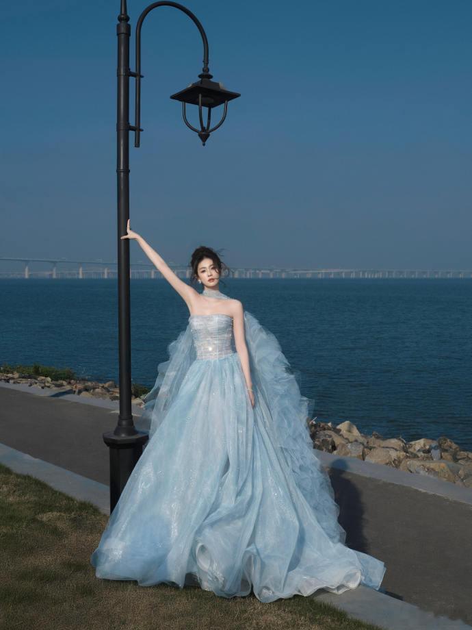 白鹿海边抱月大片  白鹿拥星抱月 白鹿拥星抱月，画面仿佛诉说着无尽的浪漫。 