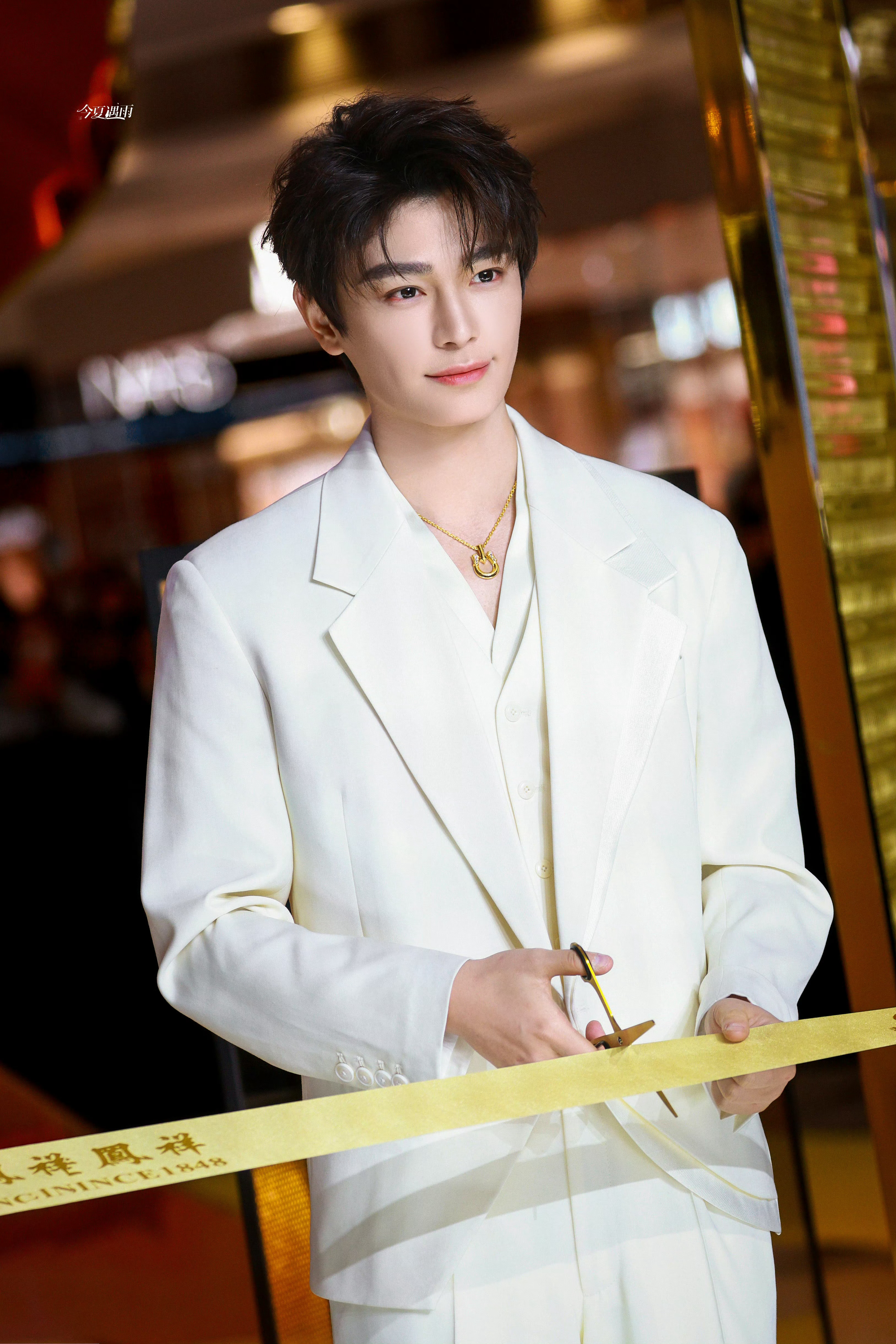 丁禹兮今日活动路透图白马王子既视感丁禹兮白西装
