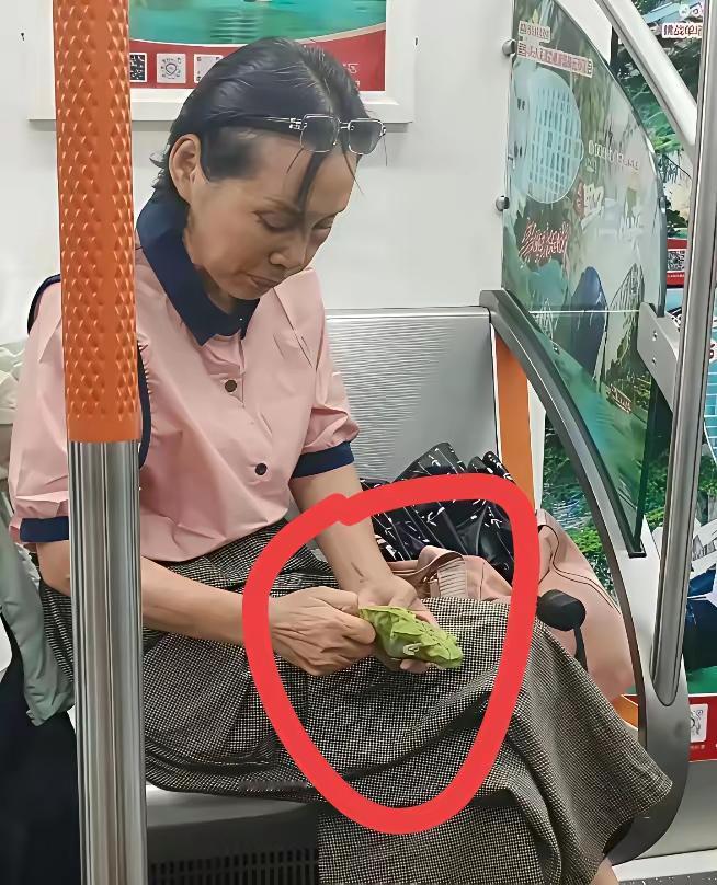小孩都懂的事，她不懂！
这样的人真不知该什么好……