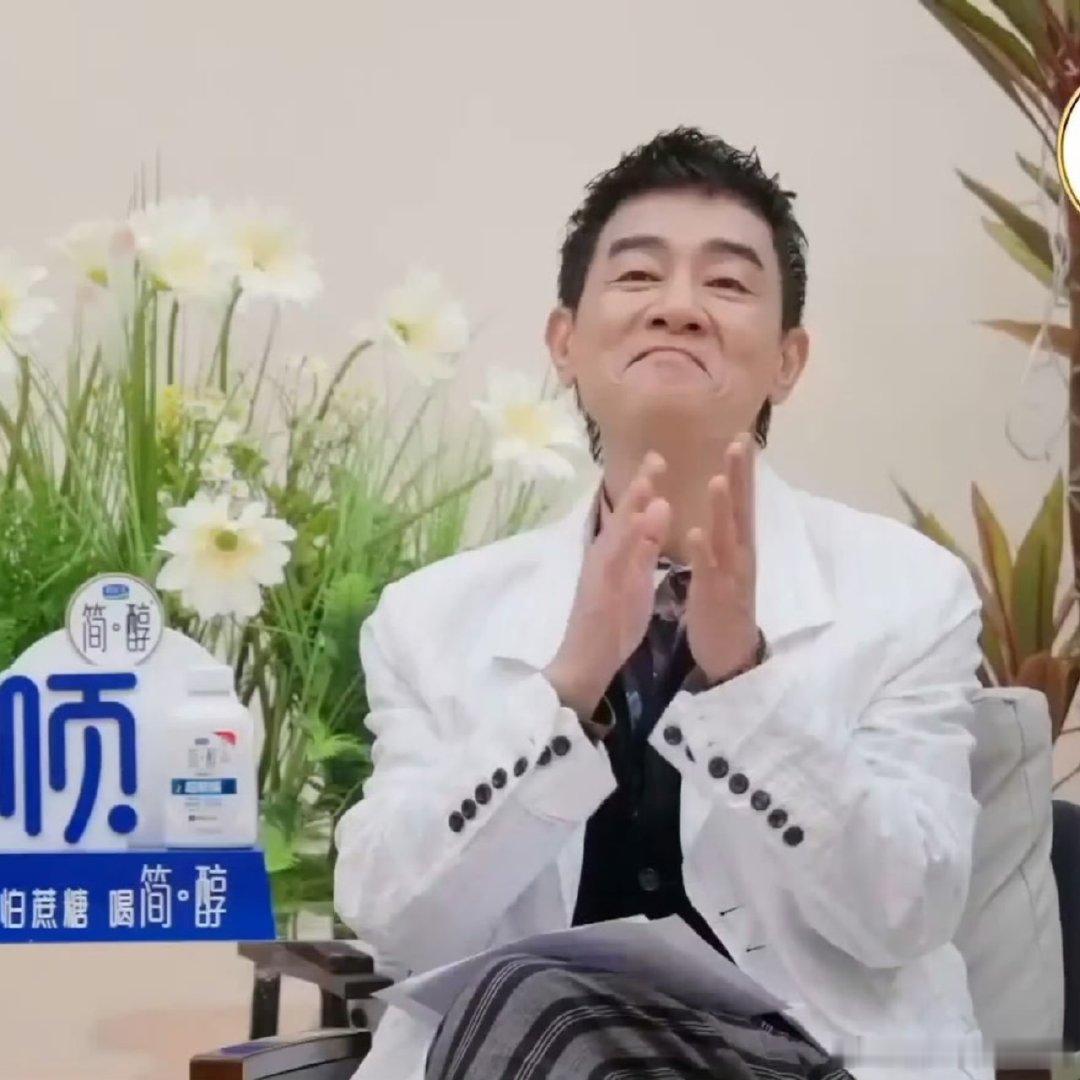 我听宋亚轩唱歌就陈小春这样 陈小春听宋亚轩唱娱乐天空的反应 我听宋亚轩唱歌就陈小