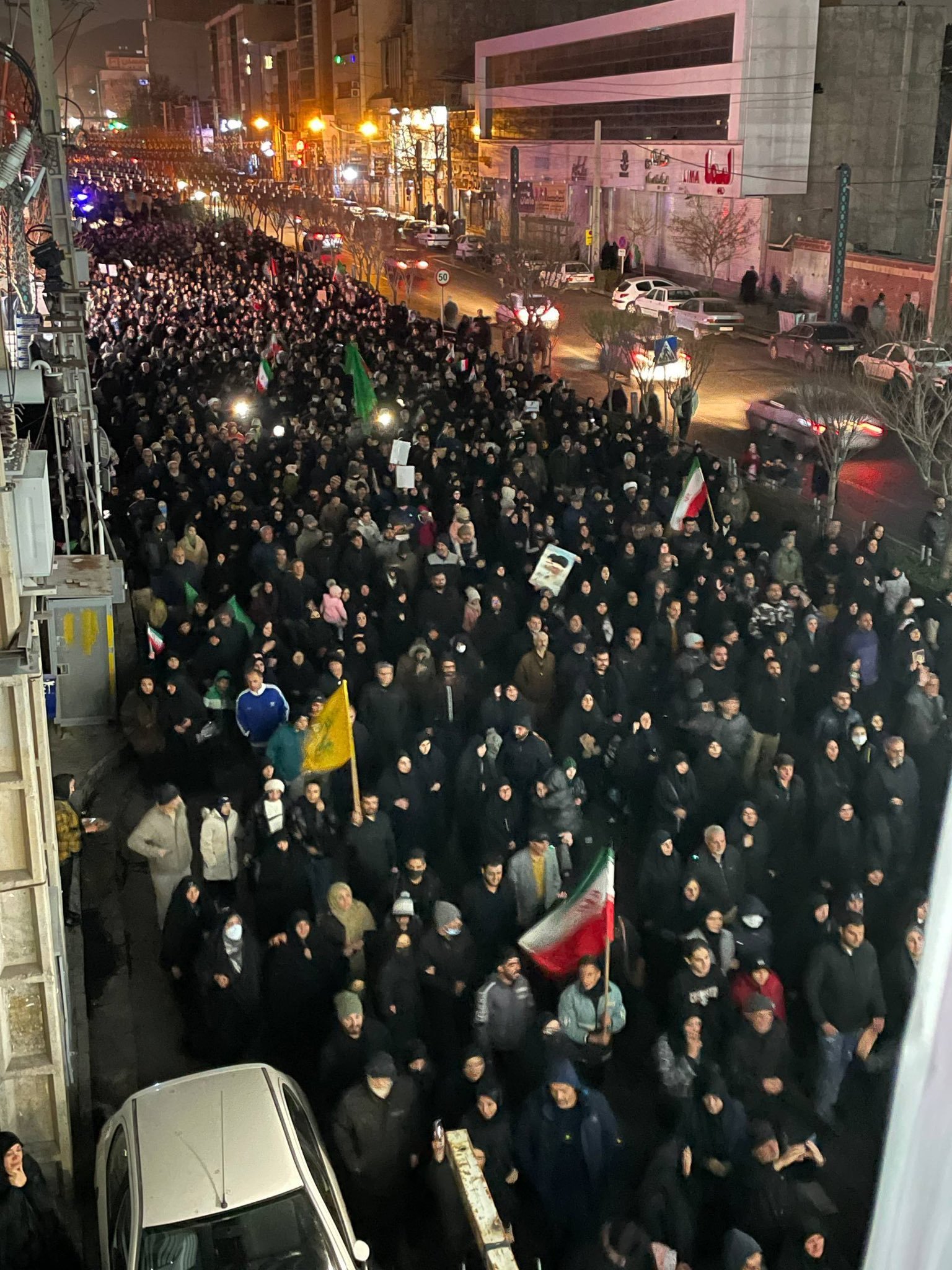 尽管德黑兰各地仍在遭受大规模轰炸，但仍有数十万伊朗民众走上街头支持国家。 