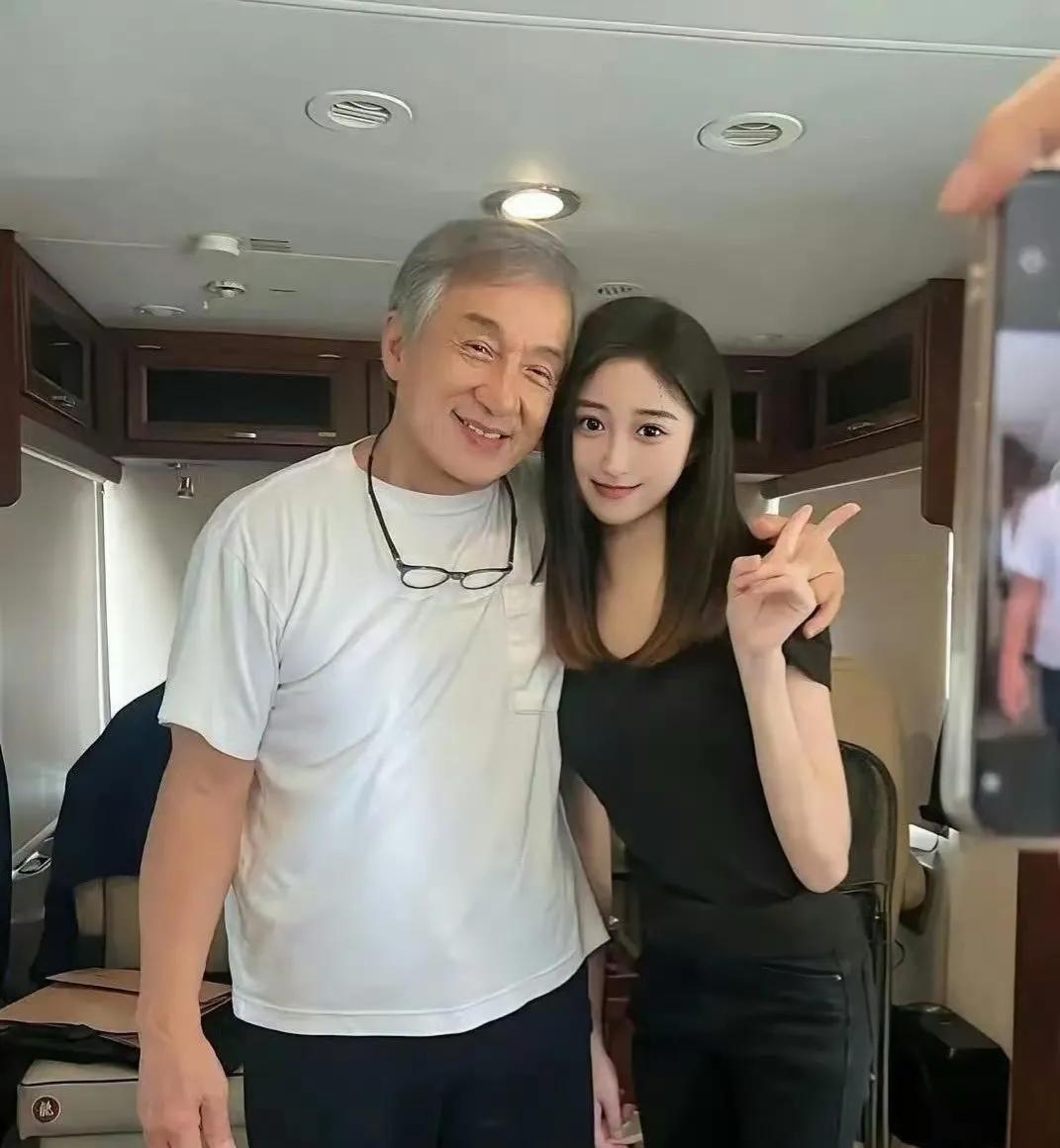 龙叔魅力不减当年，有人知道这个小妹妹是谁吗？