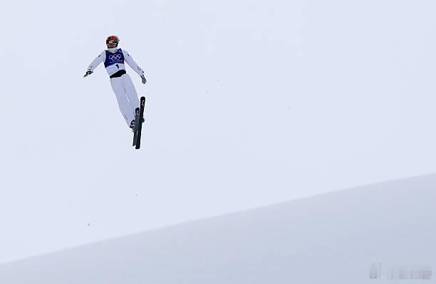 自由式滑雪女子空中技巧决赛徐梦桃 老将不易，出色完成！ 徐梦桃112.90分邵琪