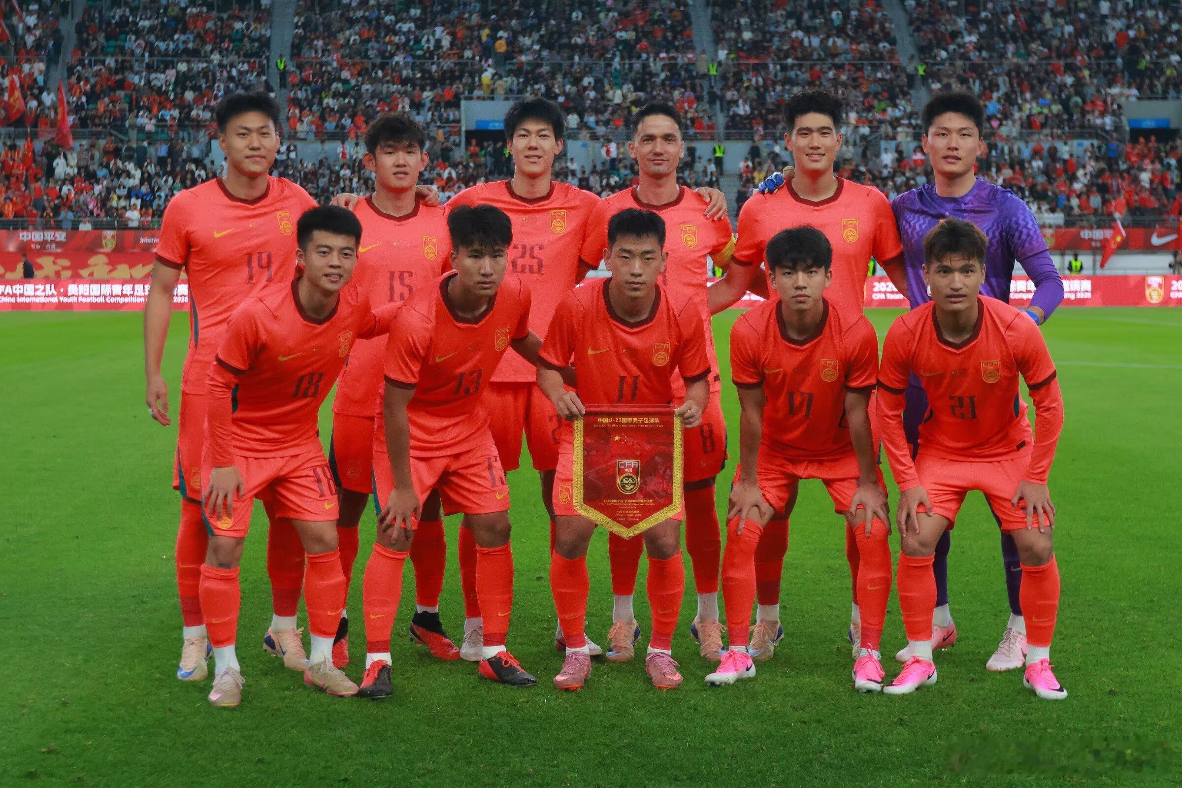 中国U23男足首发合照 