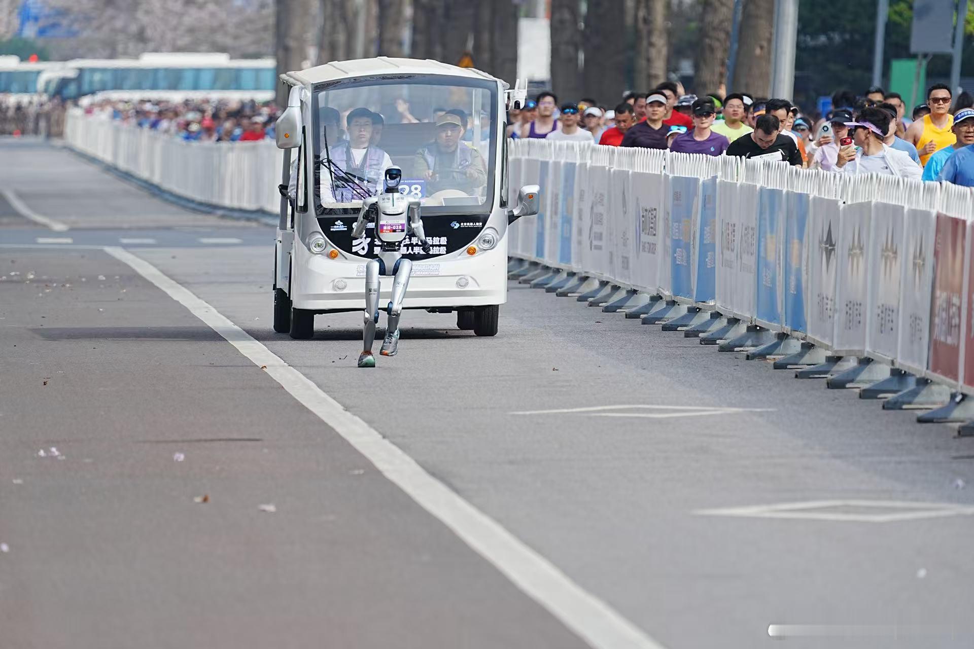 荣耀机器人打破人类半马纪录这就是科技的力量带来的震撼吧，荣耀自研机器人“闪电”半