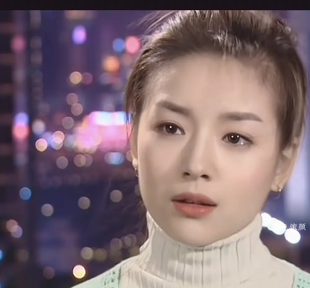 小白花不是长相无攻击性，长相寡淡，光靠妆容就能叫小白花。更多的是整体的气质，干净
