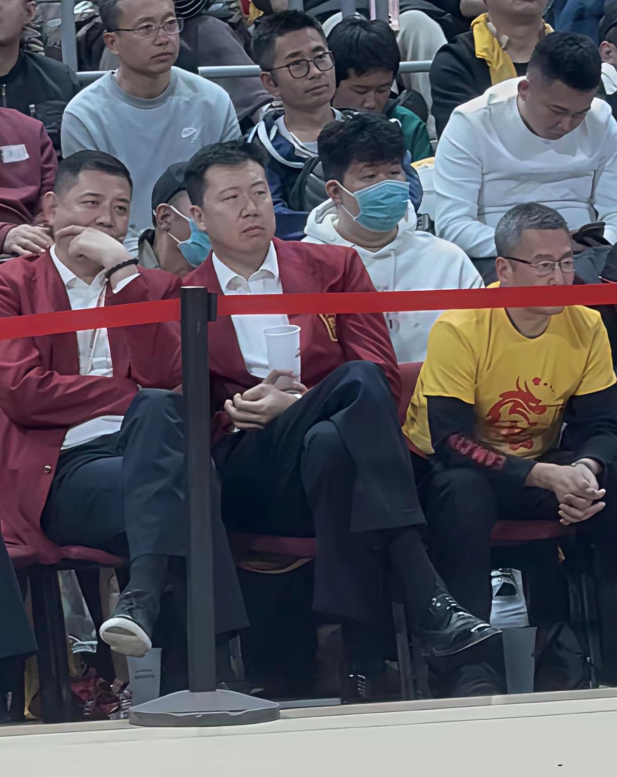 球员的表现真的不好，投球投不进，防也防不住，想象当年巩晓彬战韩国队，打的是气势如