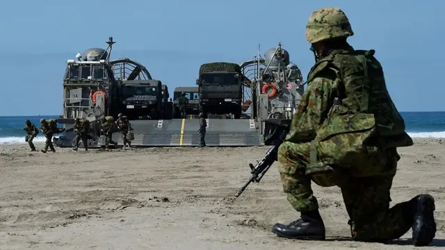 【自卫队刚出兵，高市就收到噩耗，日本船只受损，2人已被伊朗扣押】最近美伊一开战，