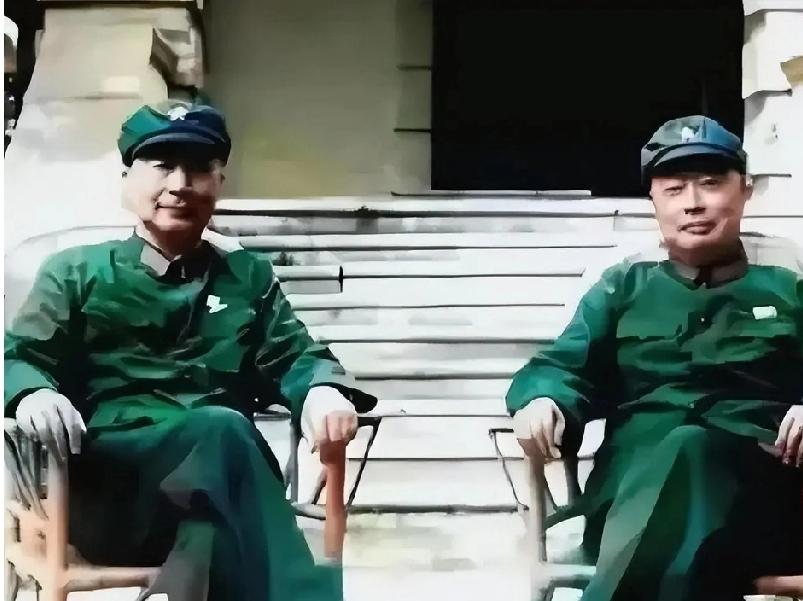 这是一张珍贵的合影照片。
        照片上两位开国元勋，穿着军装，端坐在藤