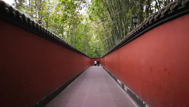 成都有不少被认为很灵验的寺庙。武侯祠，它不仅是纪念诸葛亮的祠堂，很多信徒觉得在这