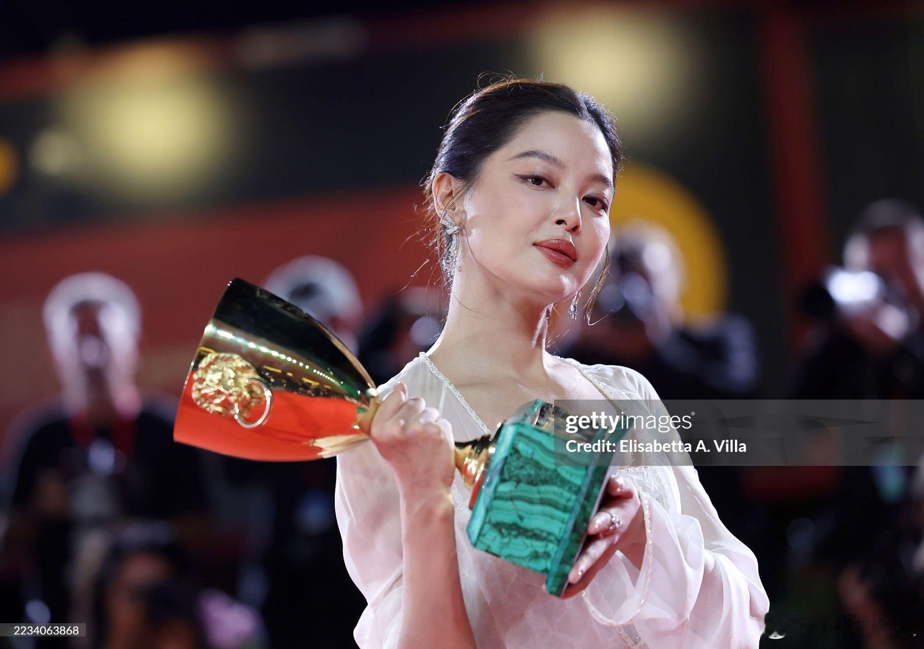 辛芷蕾获奖G社生图G社镜头下的影后辛芷蕾获奖G社生图🈶好美的影后✨真的太令人骄