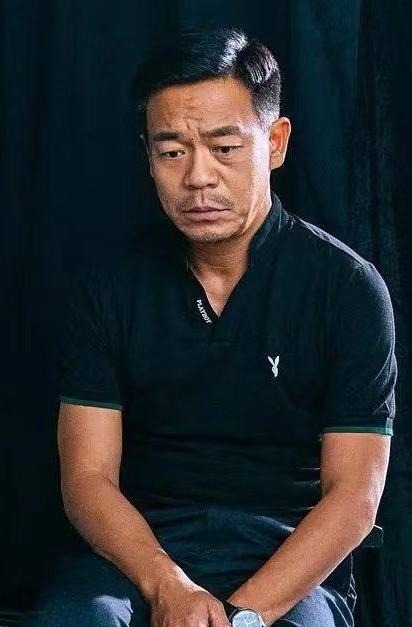 演员孙浩说，有个传言，说是以前我帮过张嘉译，他知恩图报，后来拍戏挣钱都带着我，没