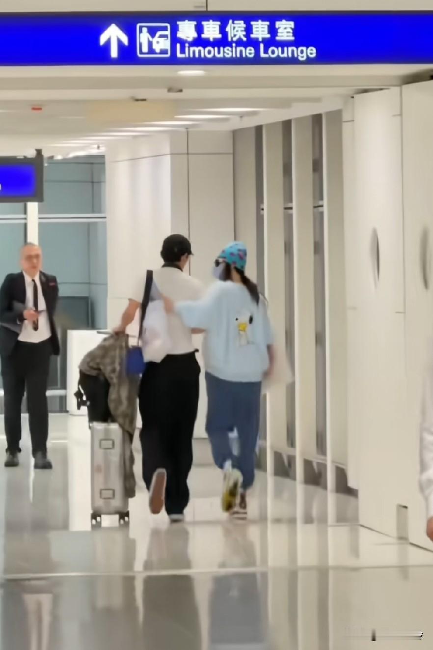 大仔大了就担起了父亲的角色，
照顾弟弟和妈妈，长兄如父，大儿子感觉承受了很多，心