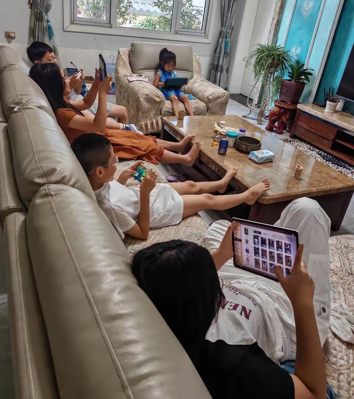 比毒品还可怕
精神鸦片正在摧毁中国少年
我4岁的女儿现在已经开始暴躁，控制不住。