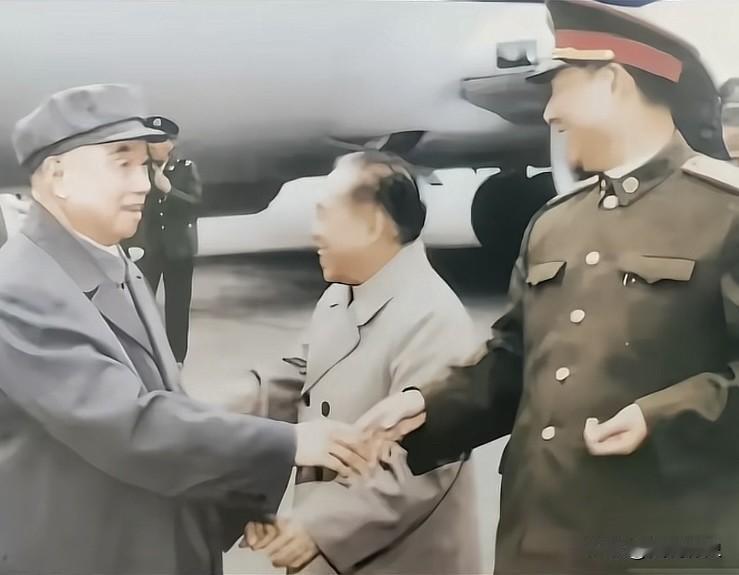 1992年在成都机场

一位85岁的老红军下飞机后，一位年轻的将领想搀扶他，被他